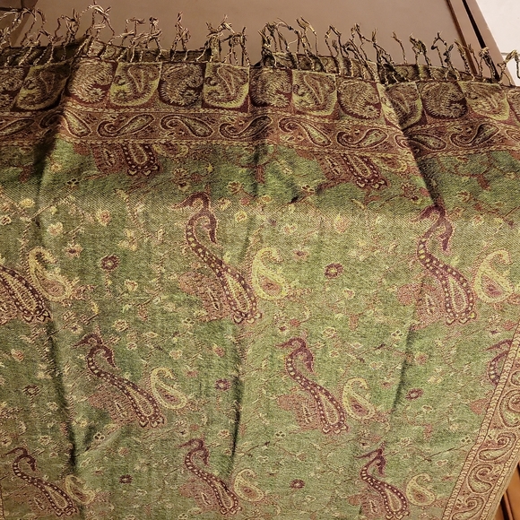 OLive Green Print women's   fashion scarf approx 271/2 W x 63L - Picture 2 of 3